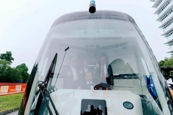 权威点赞 | 砂拉越州总理试乘首辆氢动力智轨电车